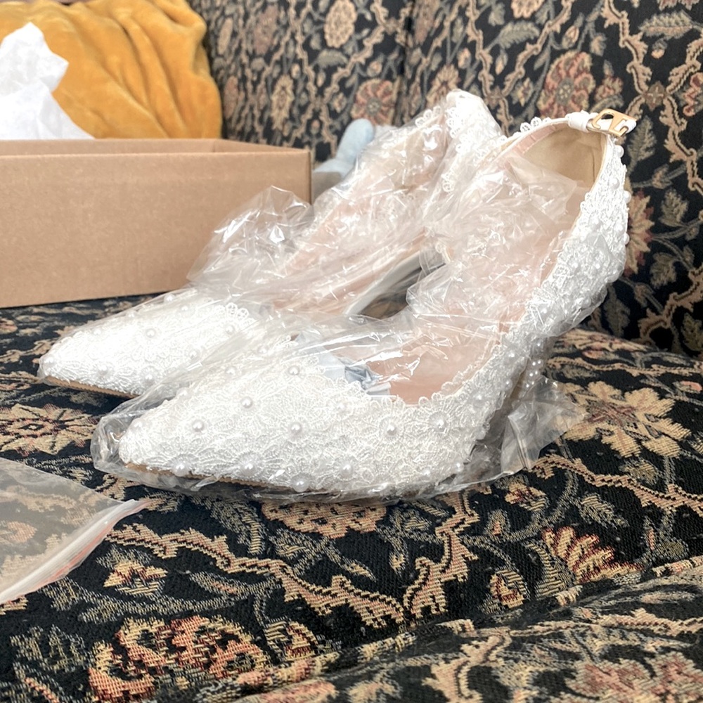 Crystal Queen size 38 (7) wedding shoes Ivory